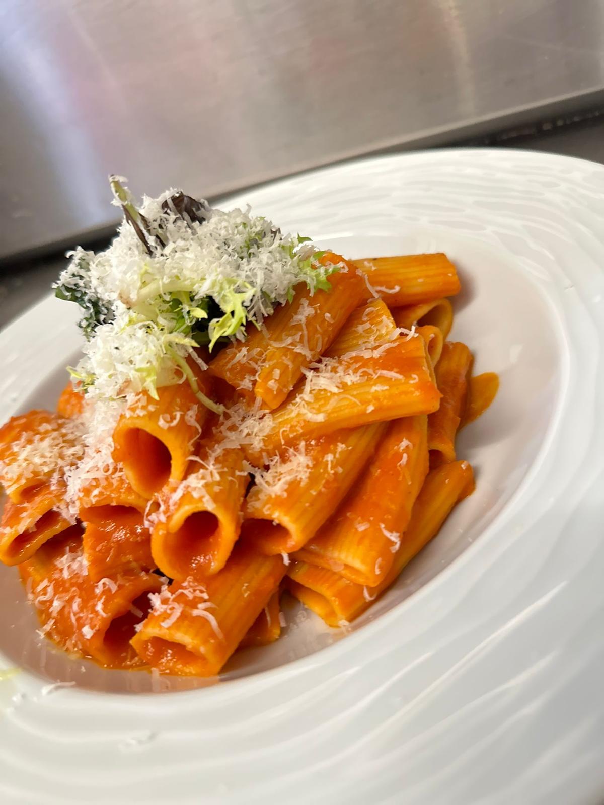 Rigatoni al Pomodoro mit Parmesan