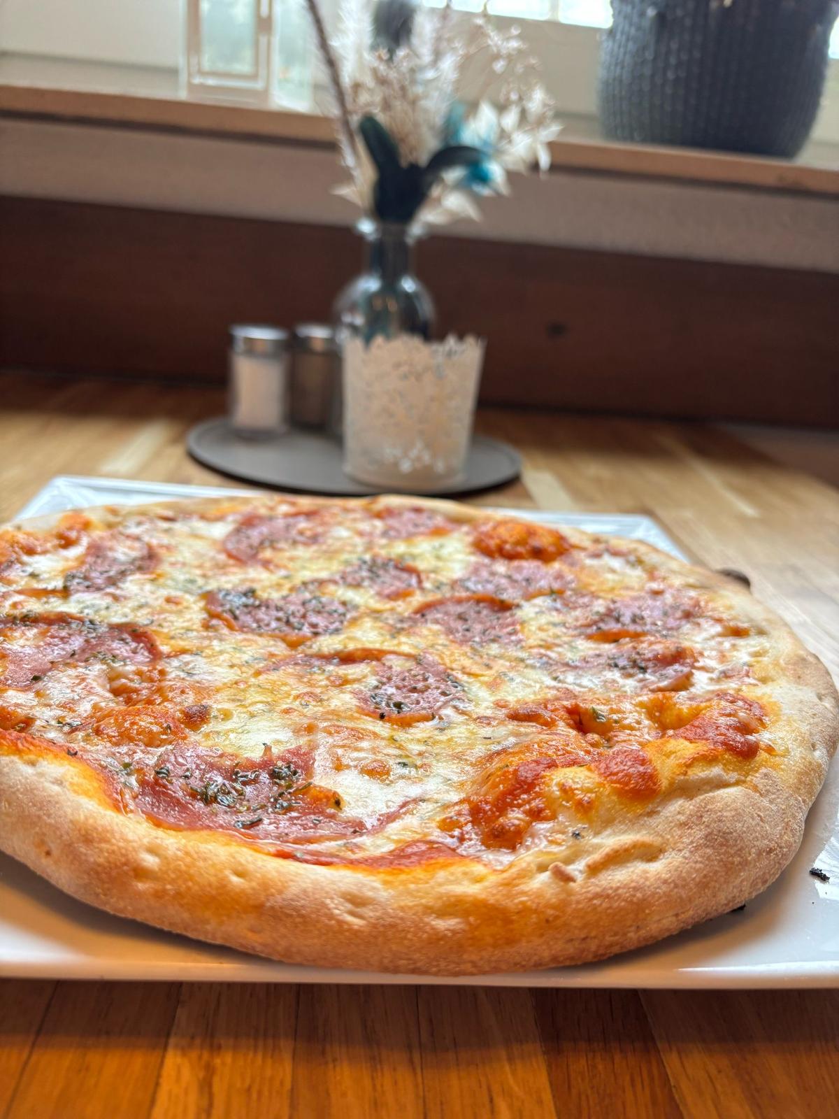 Frisch gebackene Pizza im Restaurant LaRia