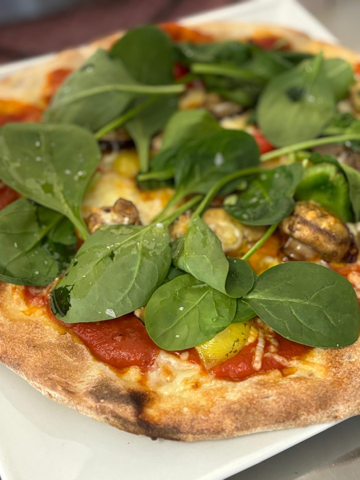 Pizza mit Babyspinat