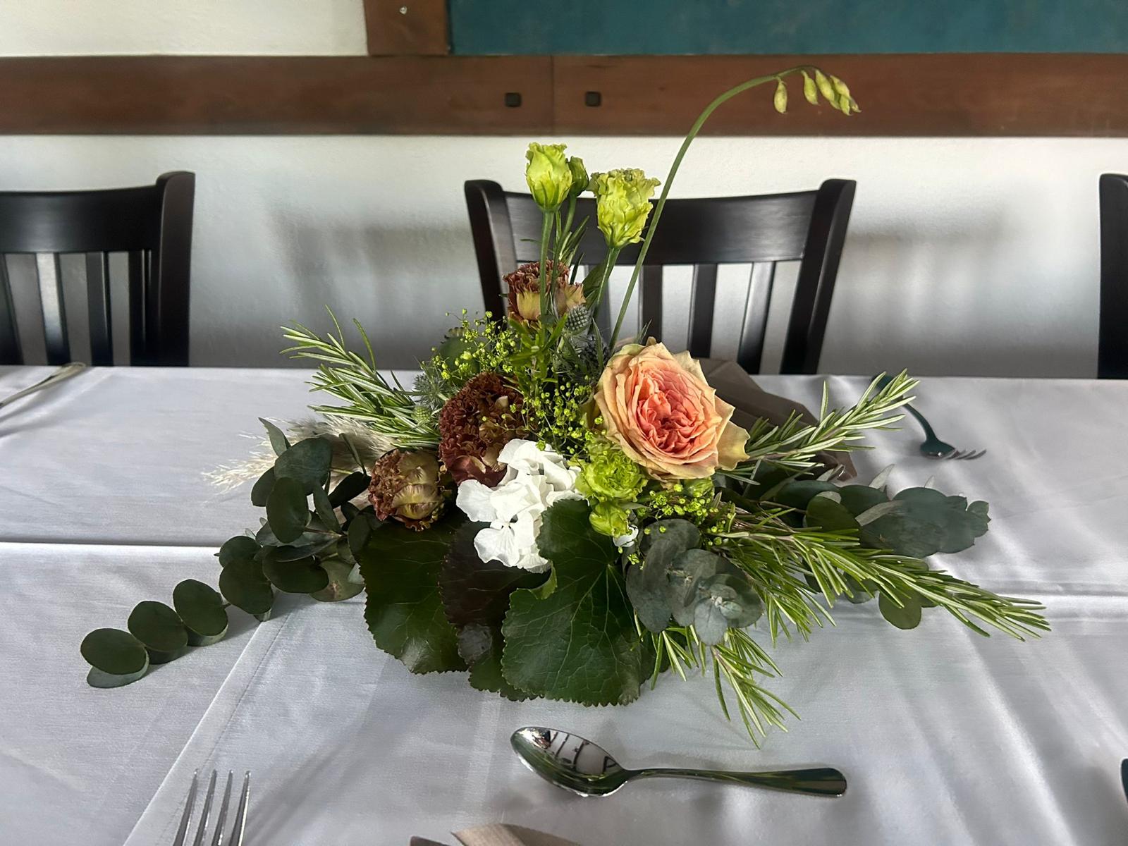 Blumendekoration auf einer Festtafel