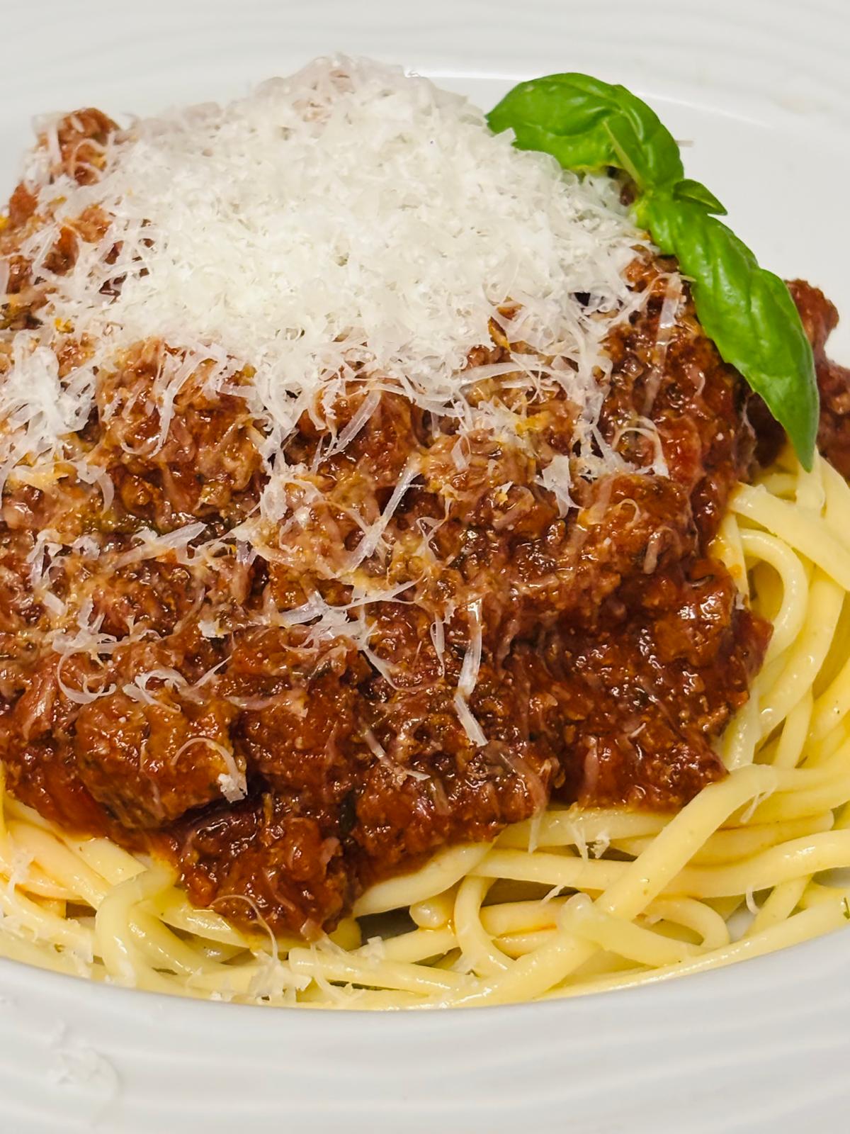 Spaghetti Bolognese mit Basilikum
