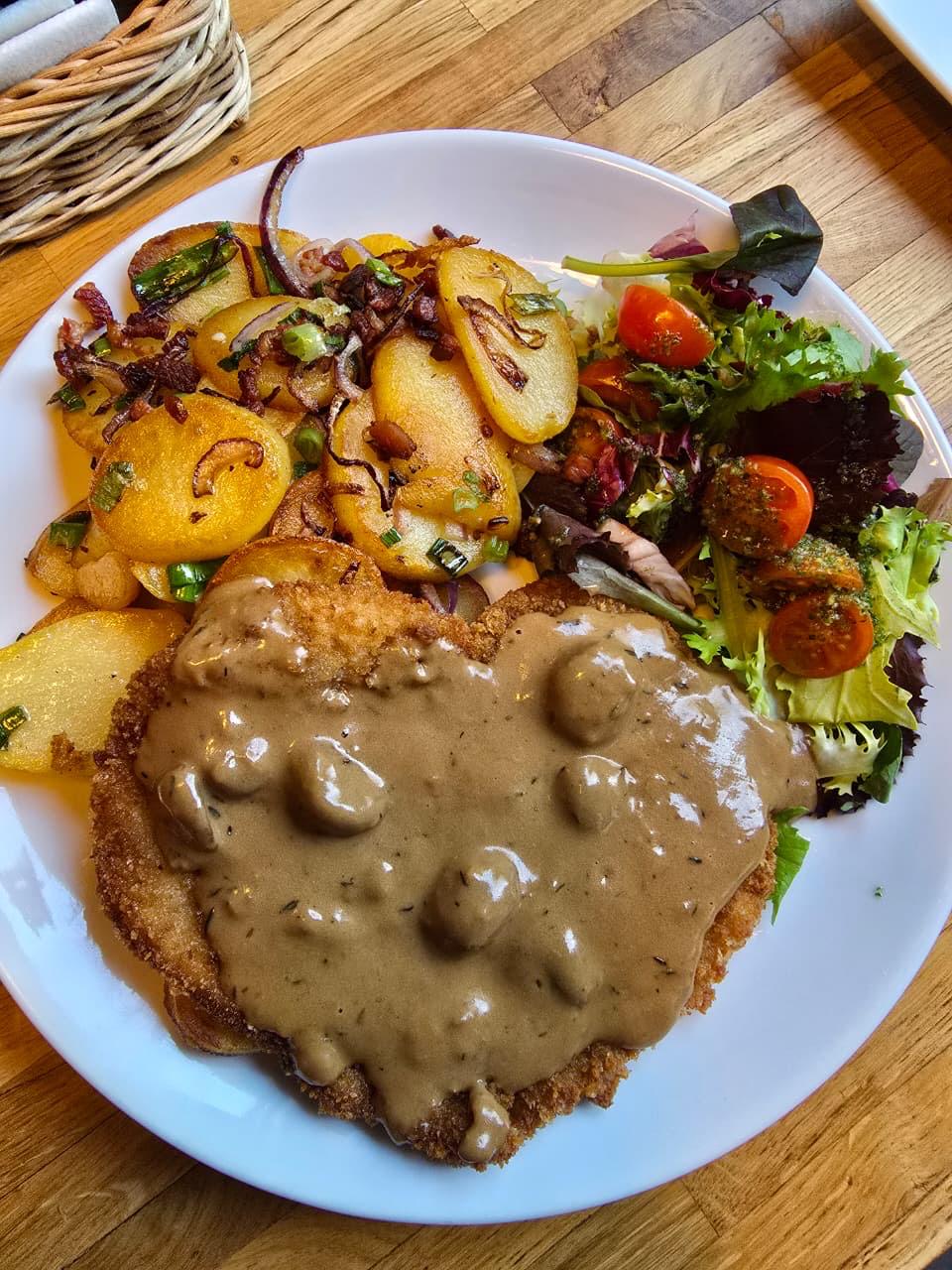 Schnitzel Champignon-Rahm mit Bratkartoffeln