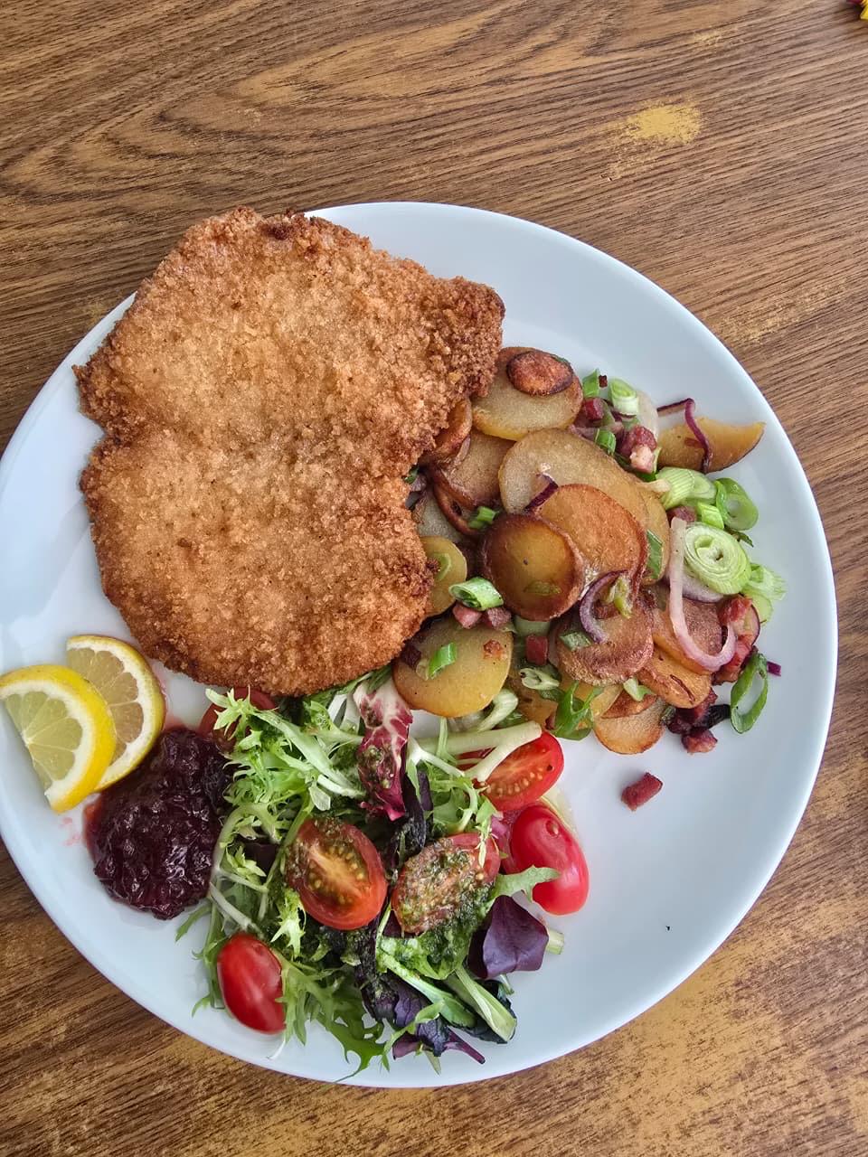 Schnitzel Wiener Art mit Bratkartoffeln